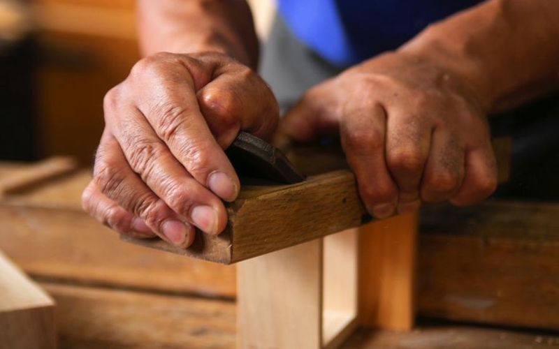 ヒノキの木組みを作る職人の手