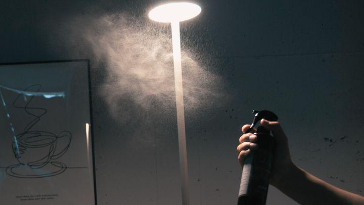 ルームミストを噴霧する手 - 空間に静かな変化を